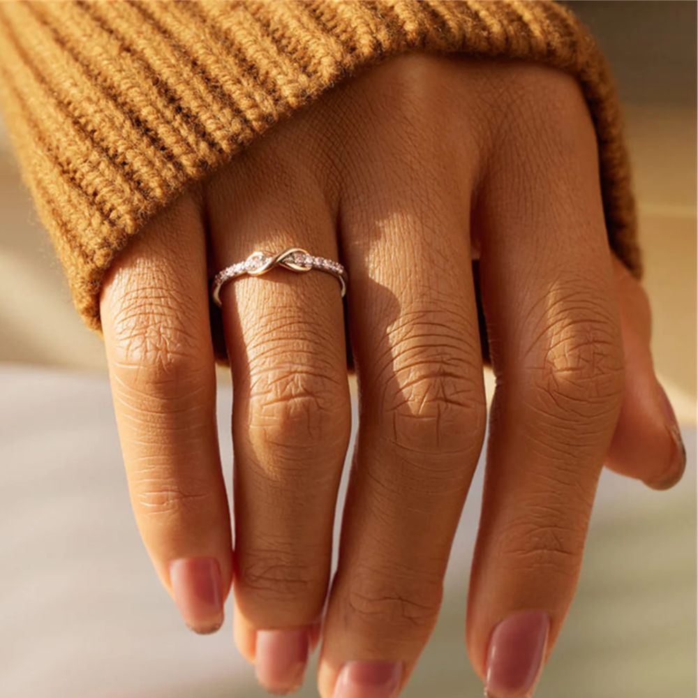 bague avec pierres scintillantes et motif inffini