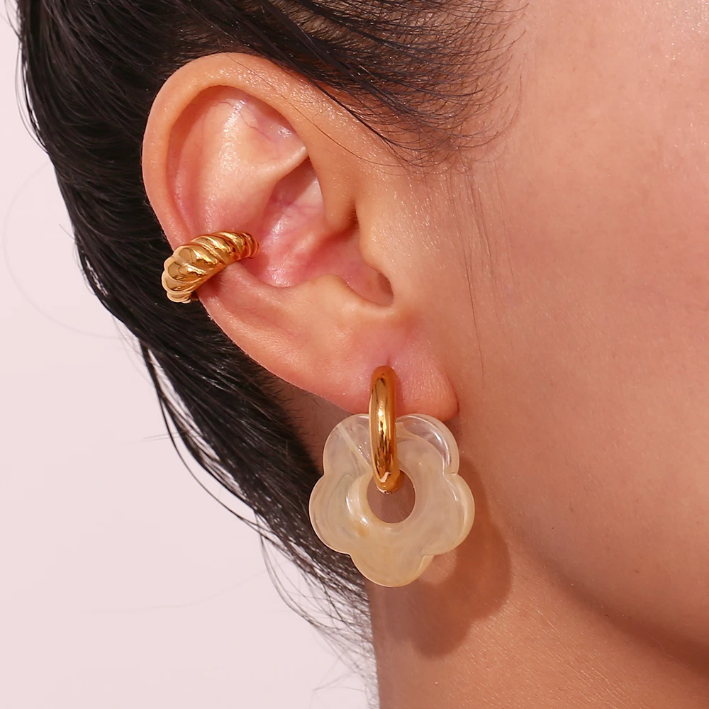 Boucles d'Oreilles Fleur Résine Blanche