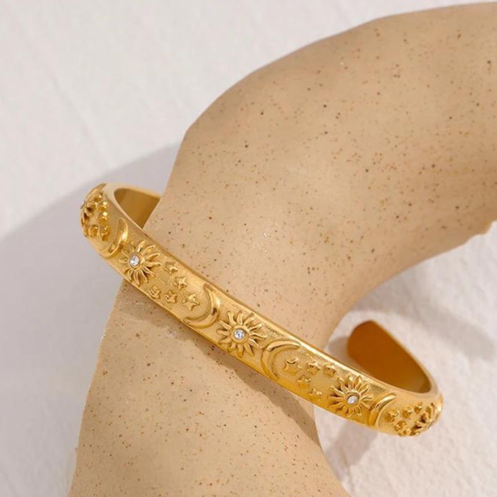 bracelet manchette style jonc sculpté avec étoile, lune et soleil