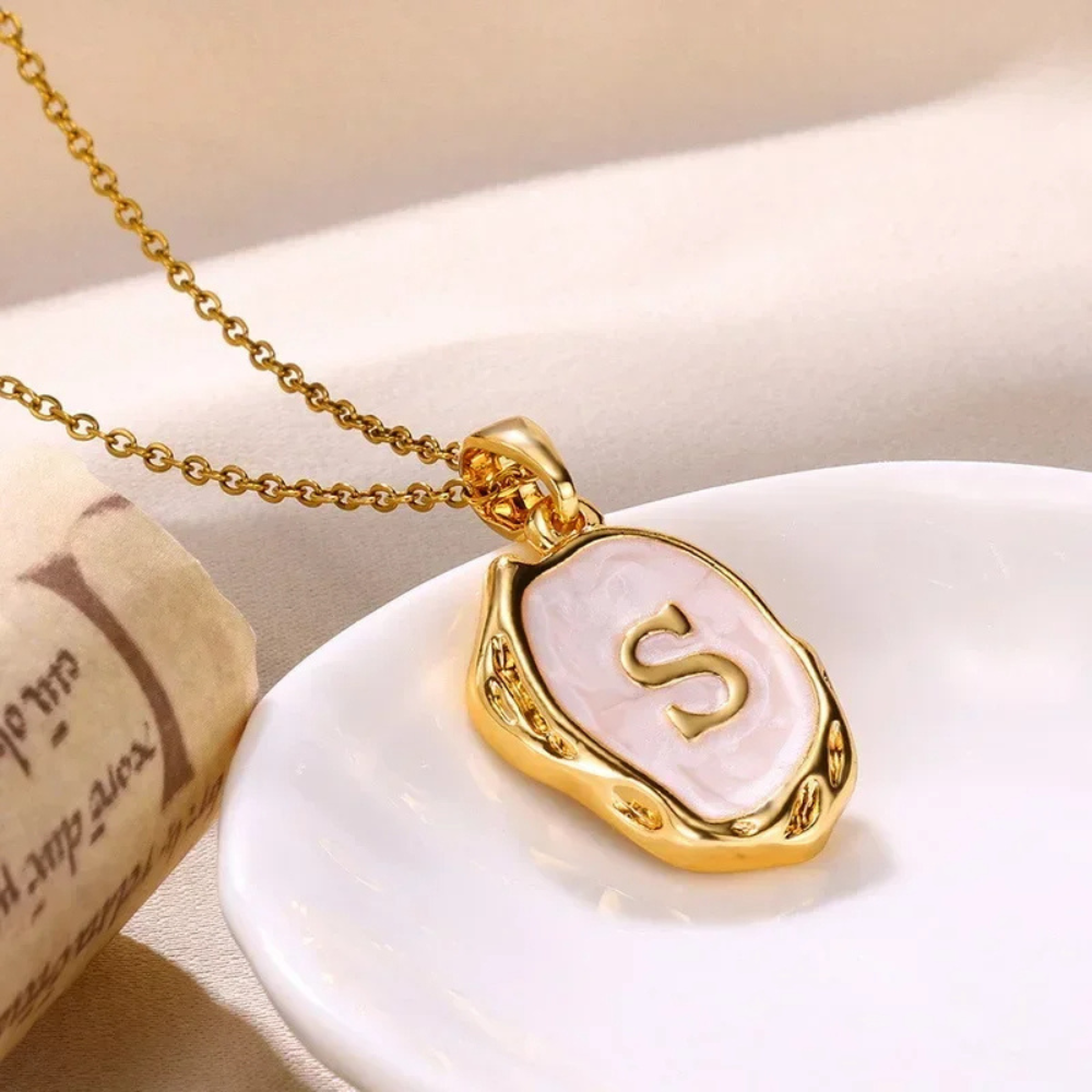 Collier Initiale U Abstrait