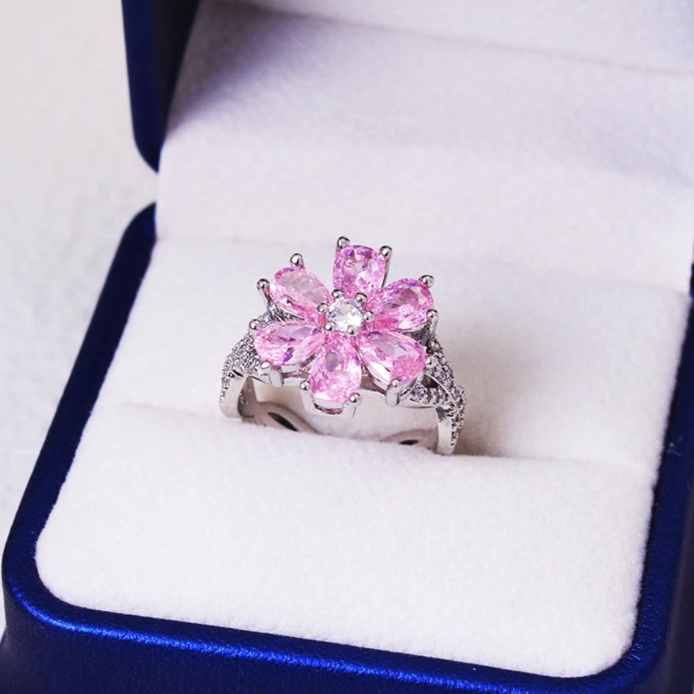 Bague Fantaisie Fleur Femme L'Arène à Bijoux - Main Image