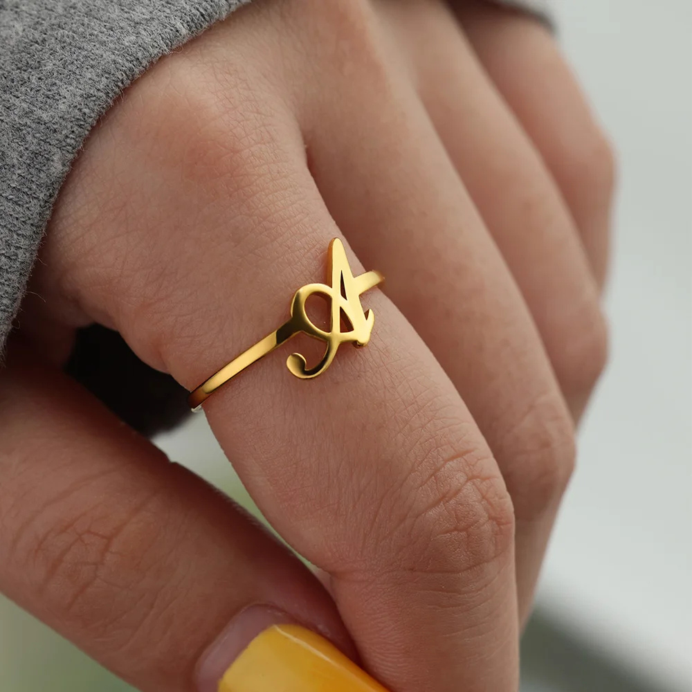 Bague initiale fine en or et diamants, chevalière monogramme Bague initiale fine en or et diamants, chevalière monogramme