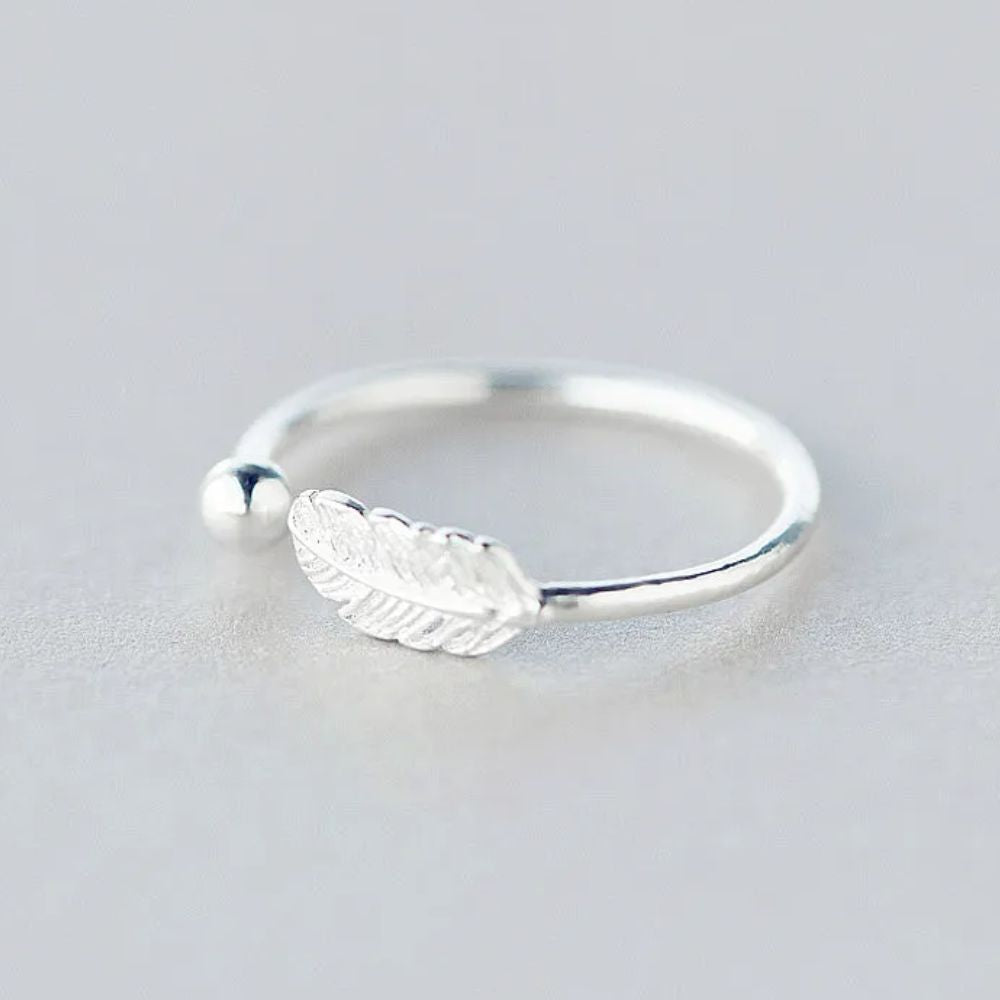 Bague avec une Plume Fine