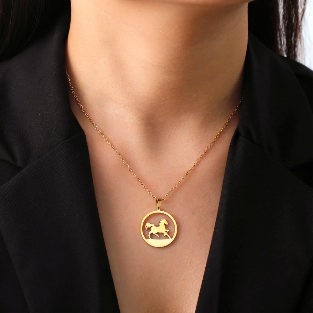 Collier pendentif Cheval or