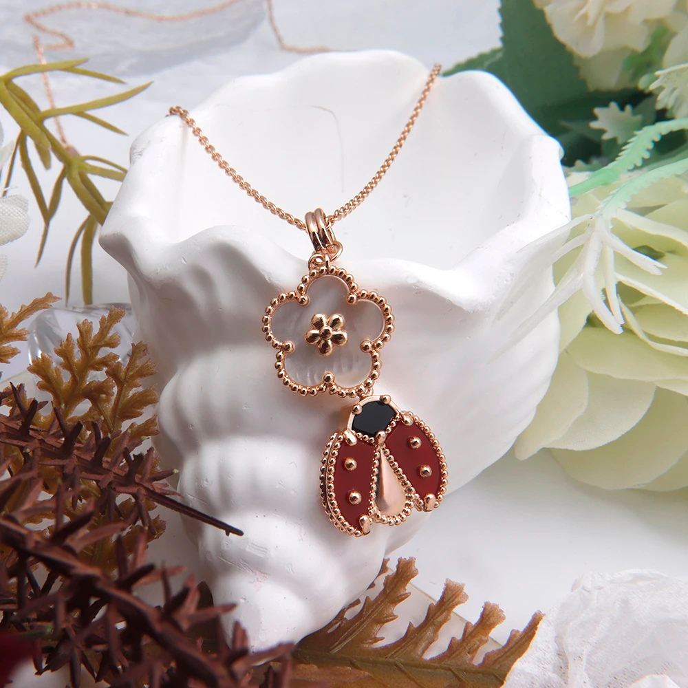 Collier Coccinelle et Fleur rose