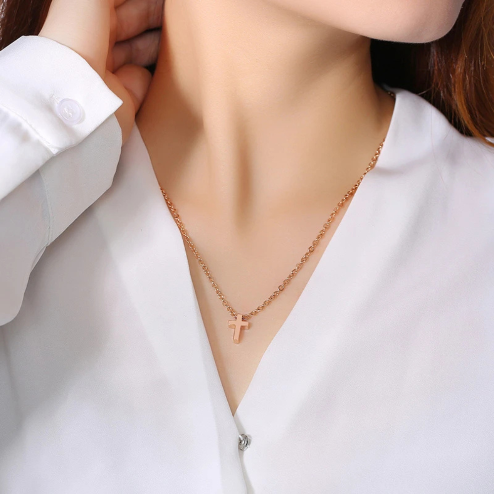 Collier Petite Croix Minimaliste acier rose