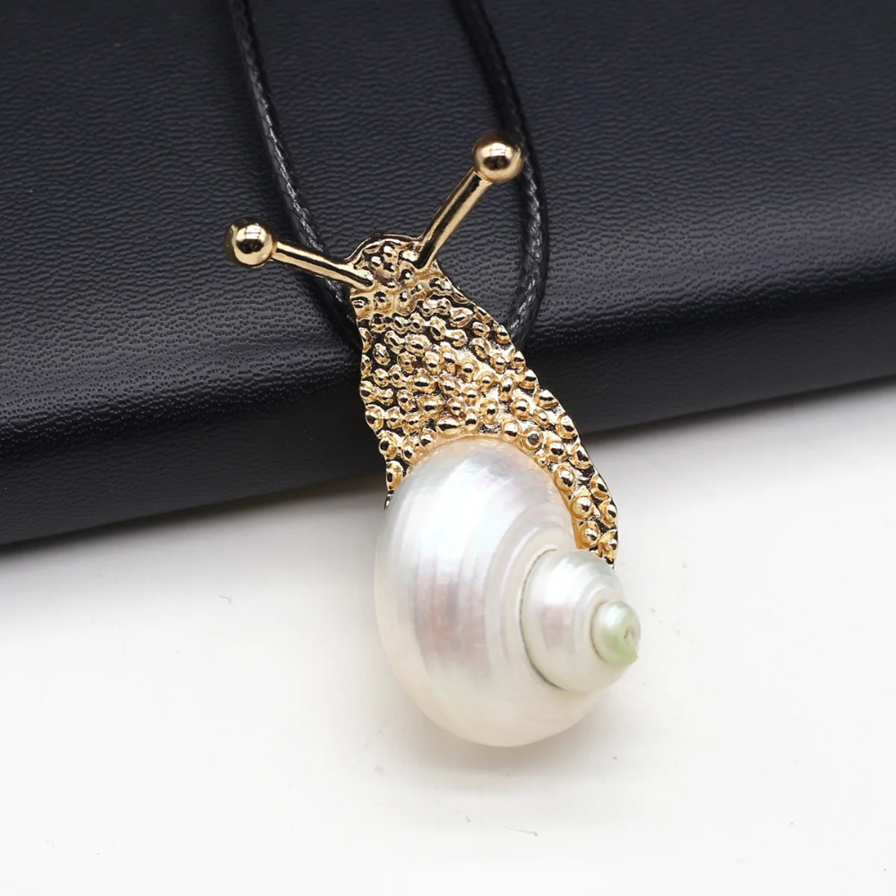 Collier pendentif Escargot Coquille Blanche cuir or