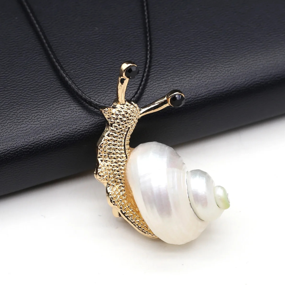 Collier pendentif Escargot Coquille Blanche cuir