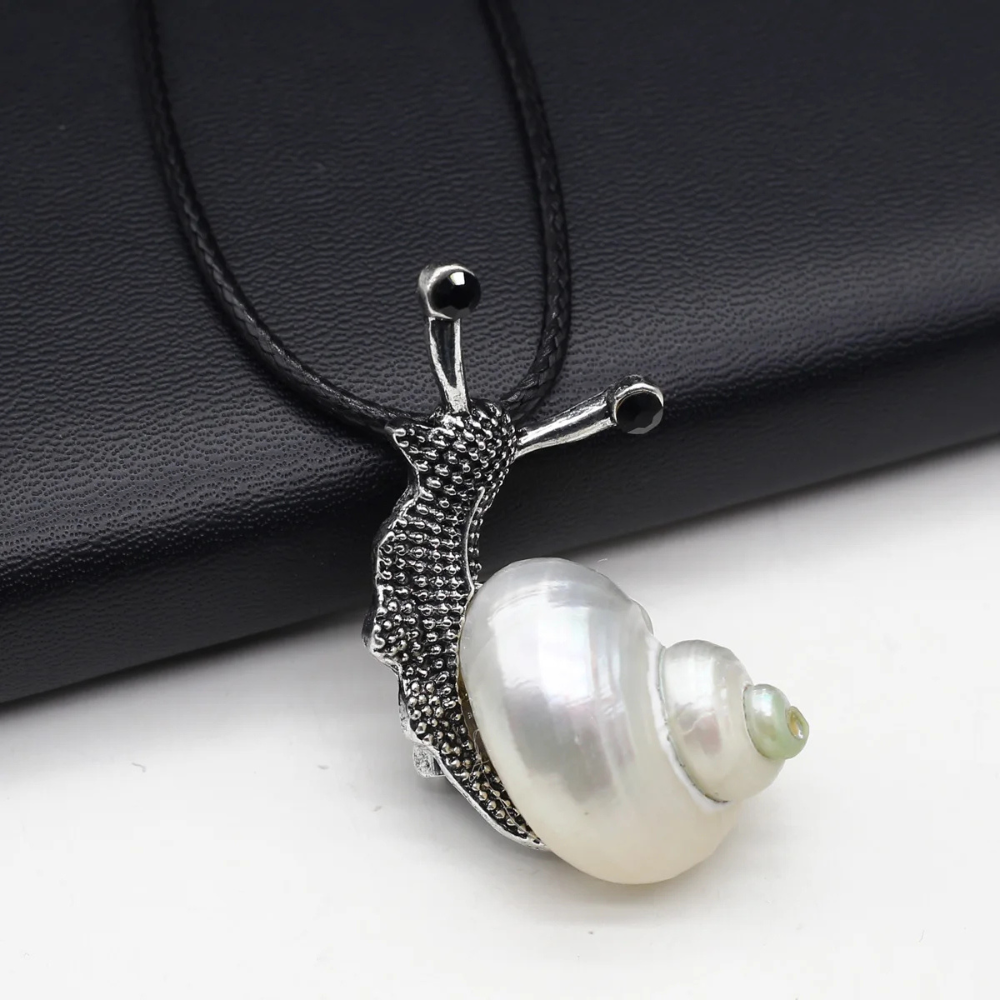 Collier pendentif Escargot Coquille Blanche cuir