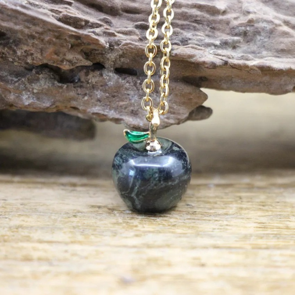 Collier Breloque Pomme bleu nuit