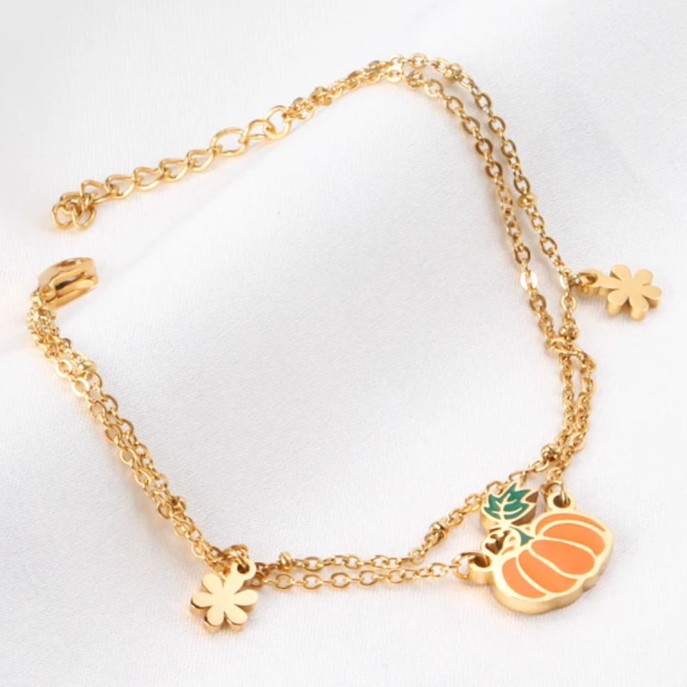 bracelet avec perles , pendentifs fleurs et citrouille