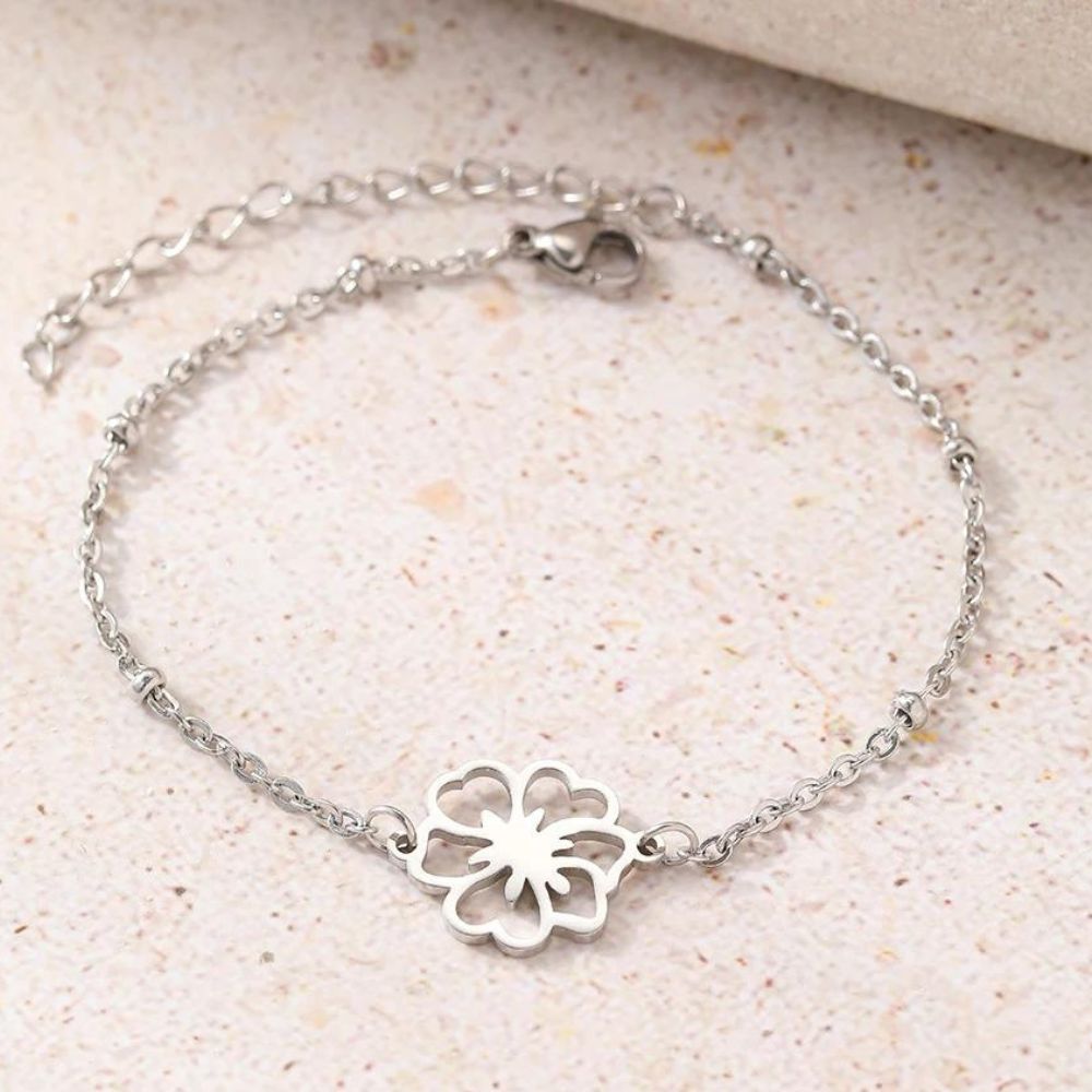 bracelet argenté avec pendentif fleur et perles