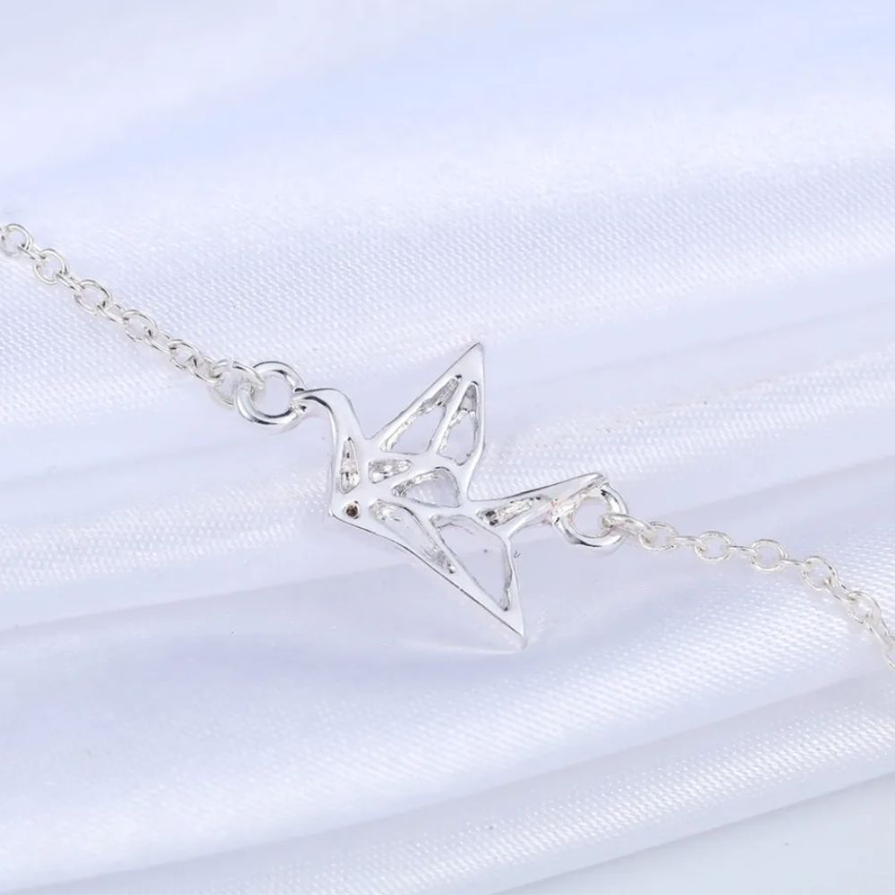 bracelet femme de couleur argent avec pendentif oiseau origami 