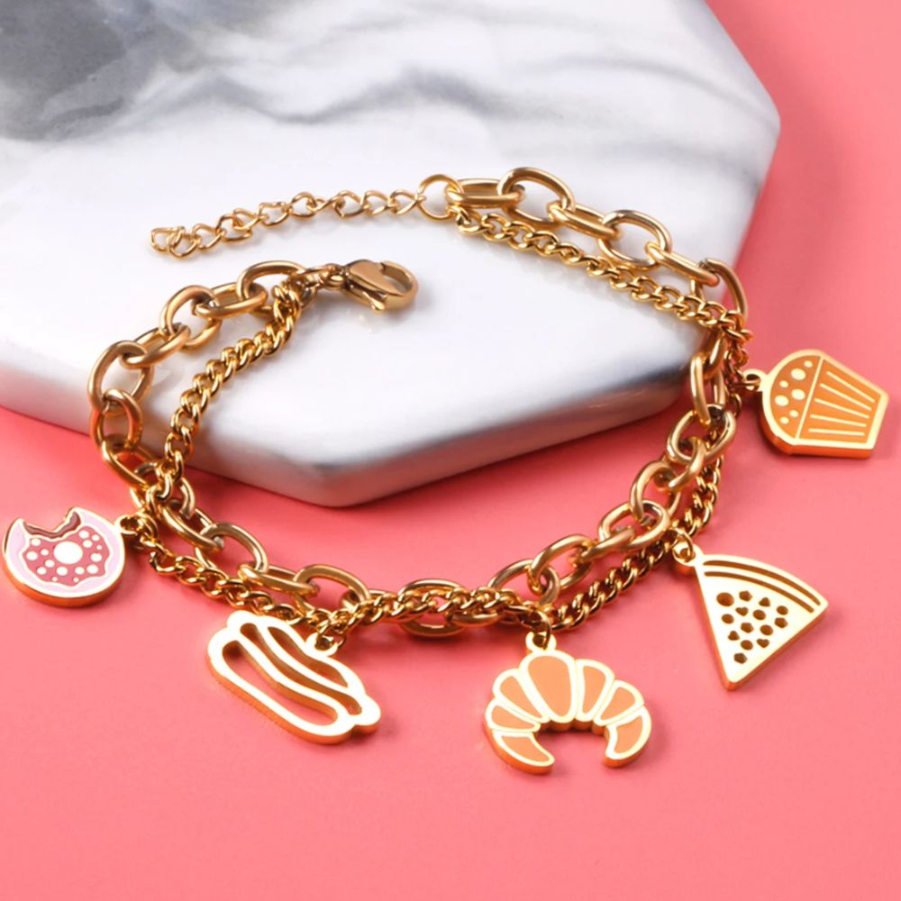 bracelet double chaine avec des breloques patisseries