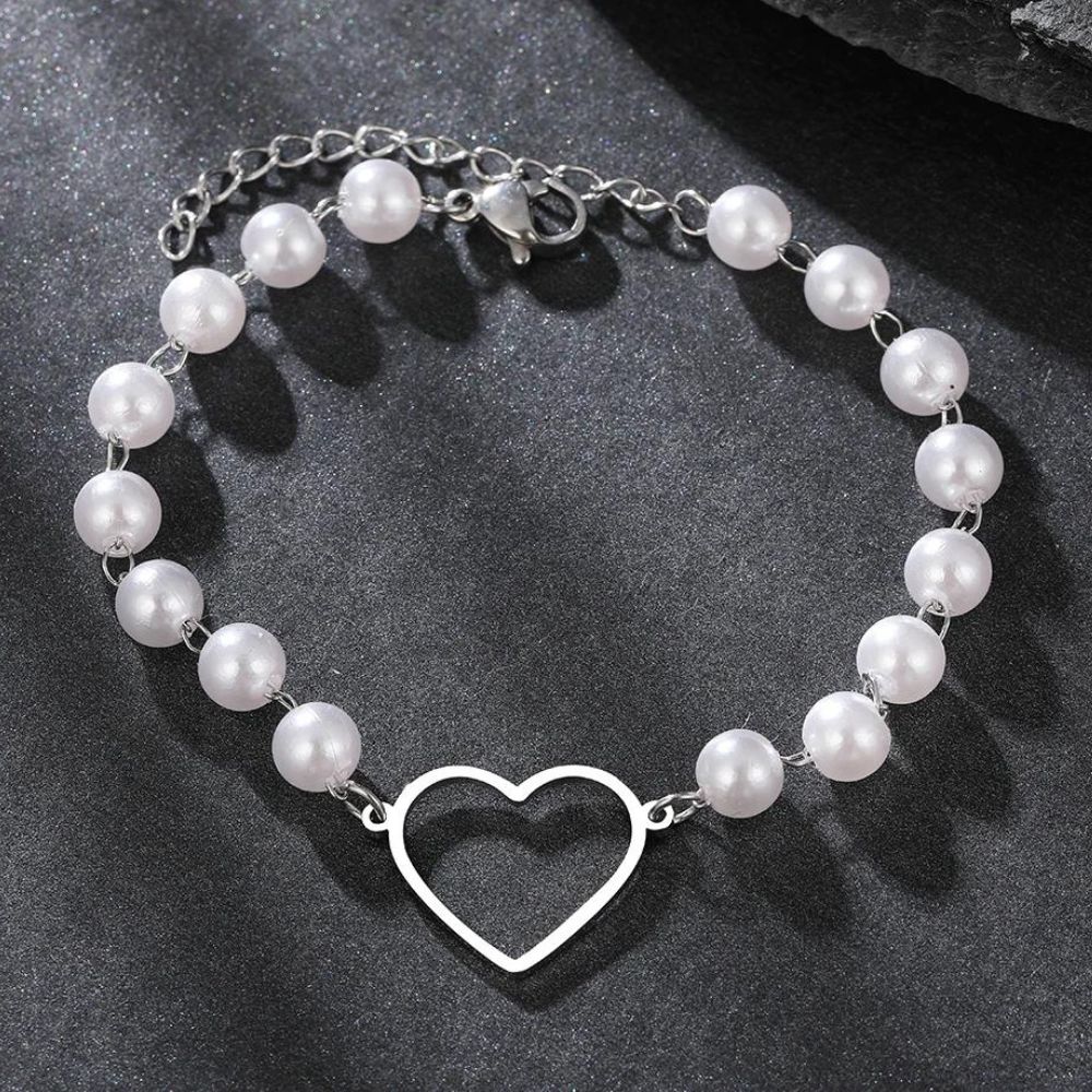 bracelet perles blanches et coeur de couleur argenté 
