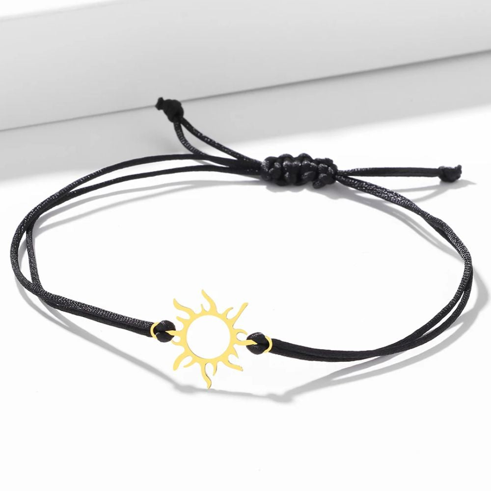 bracelet avec corde noir et pendentif soleil de couleur or