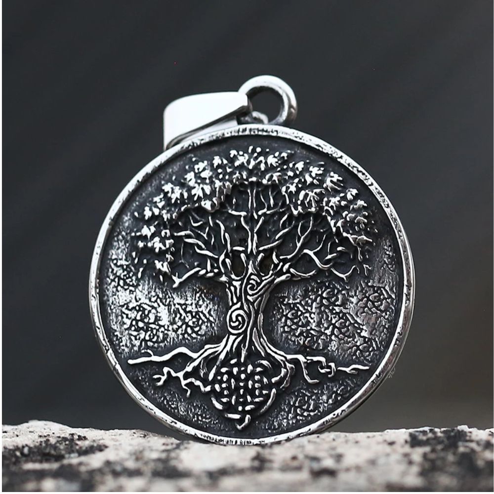 Collier médaille arbre